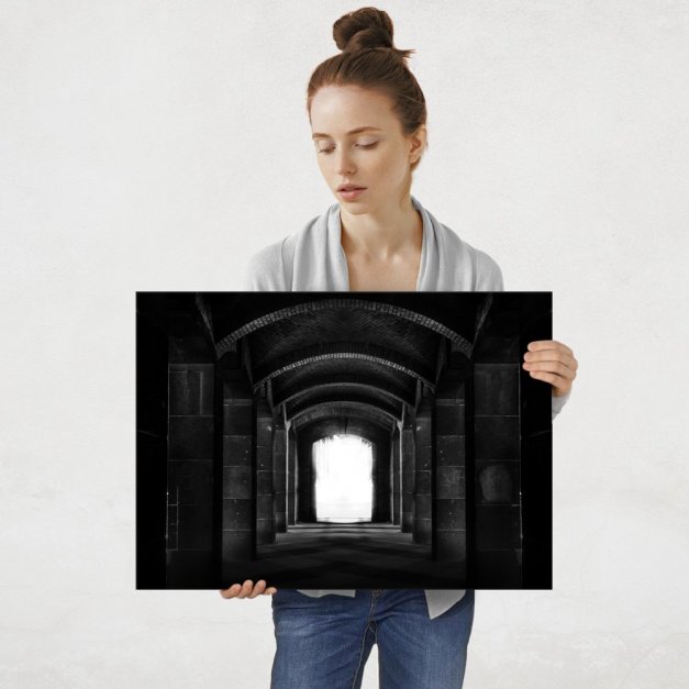 Plakat metalowy ciemny korytarz L