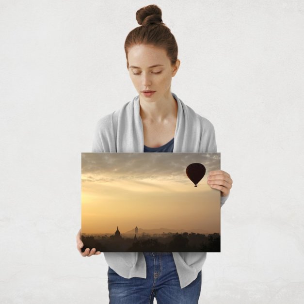 Plakat metalowy balon nad miastem M