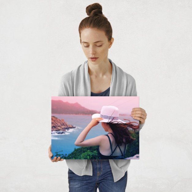 Plakat metalowy kobieta patrząca w ocean M