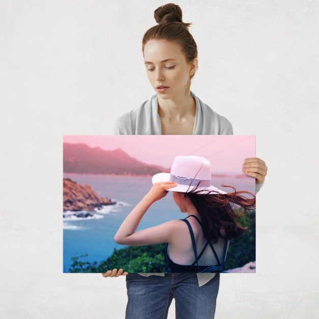 Plakat metalowy kobieta patrząca w ocean L