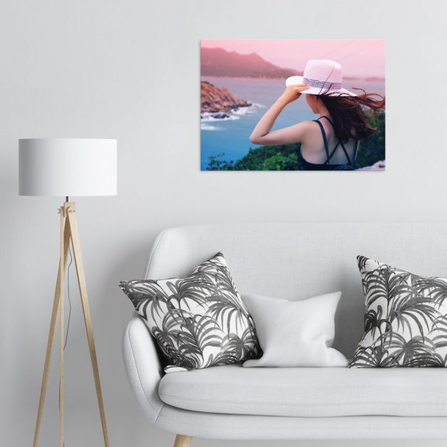 Plakat metalowy kobieta patrząca w ocean L