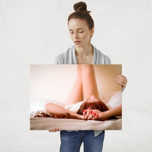 Plakat metalowy zrelaksowana kobieta L