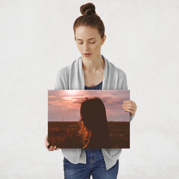 Plakat metalowy kobieta na tle zachodu słońca M