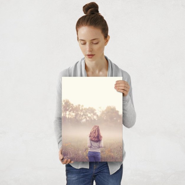 Plakat metalowy kobieta we mgle M