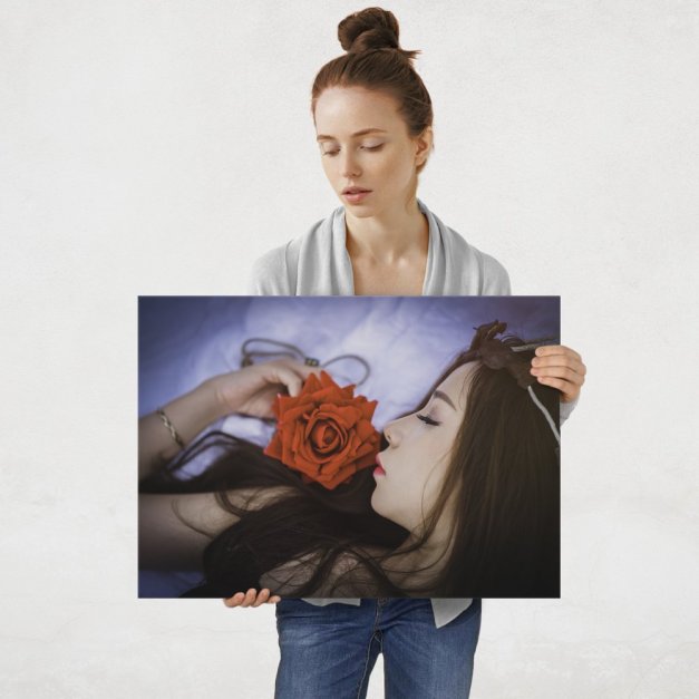 Plakat metalowy rozmarzona kobieta L