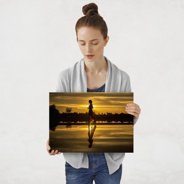 Plakat metalowy kobieta w blasku zachodzącego słońca M