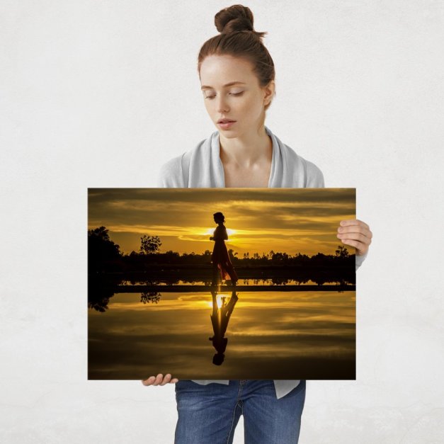 Plakat metalowy kobieta w blasku zachodzącego słońca L