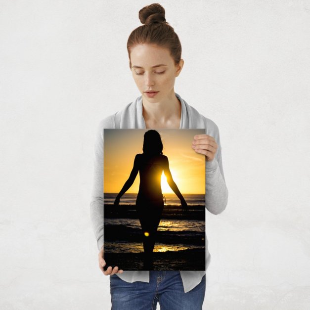 Plakat metalowy kobieta w blasku słońca M