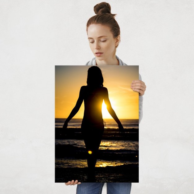 Plakat metalowy kobieta w blasku słońca L