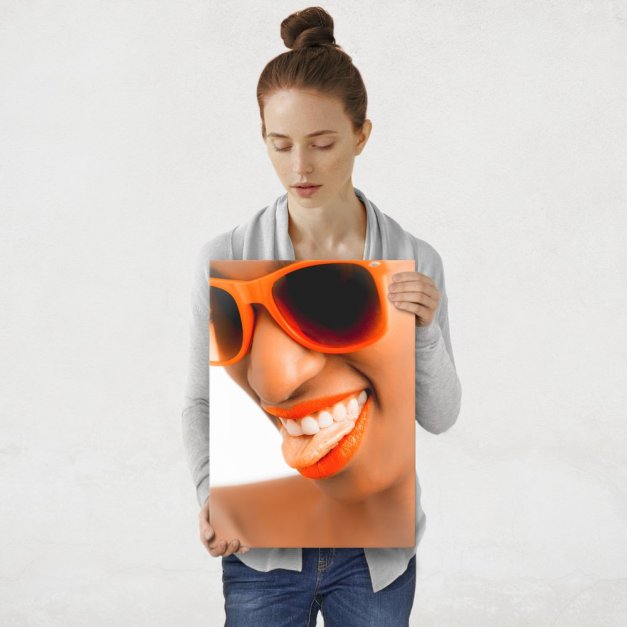 Plakat metalowy dziewczyna w pomarańczowych okularach M