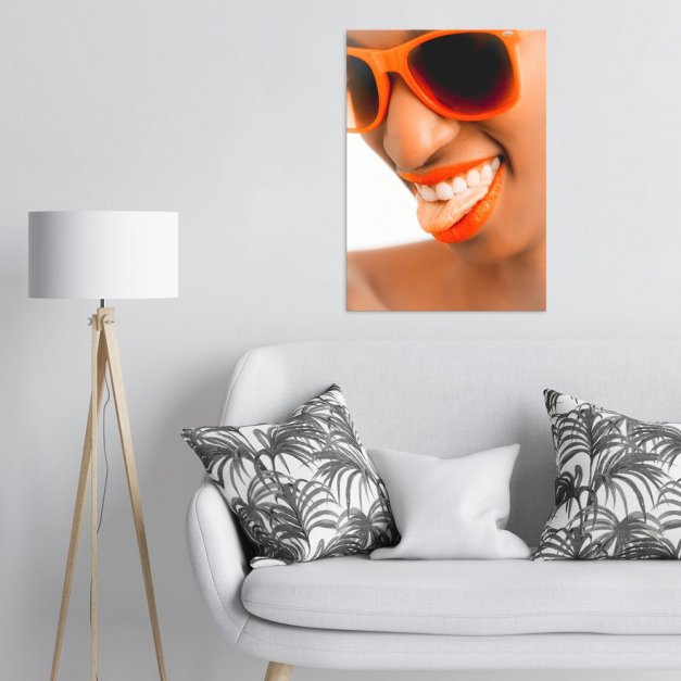 Plakat metalowy dziewczyna w pomarańczowych okularach L