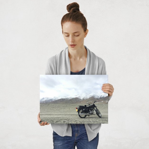 Plakat metalowy motocykl na tle tundry M