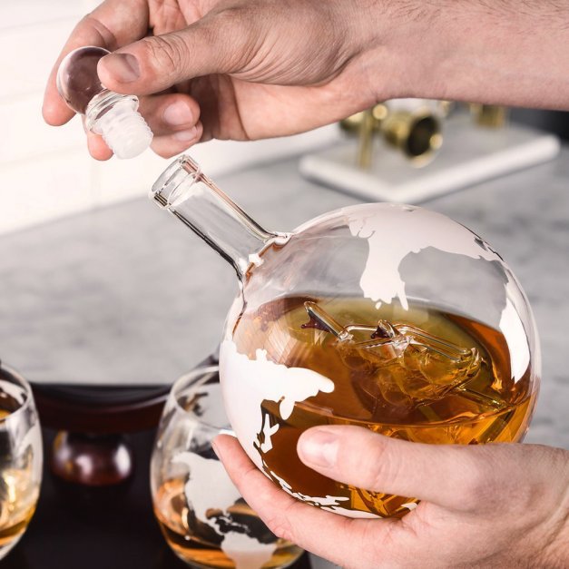 Zestaw do whisky karafka globus statek z 2 szklankami z grawerem dla podróżnika na urodziny