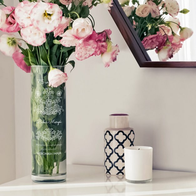 Wazon szklany na kwiaty dedykacja z grawerem dla babci na 75 urodziny