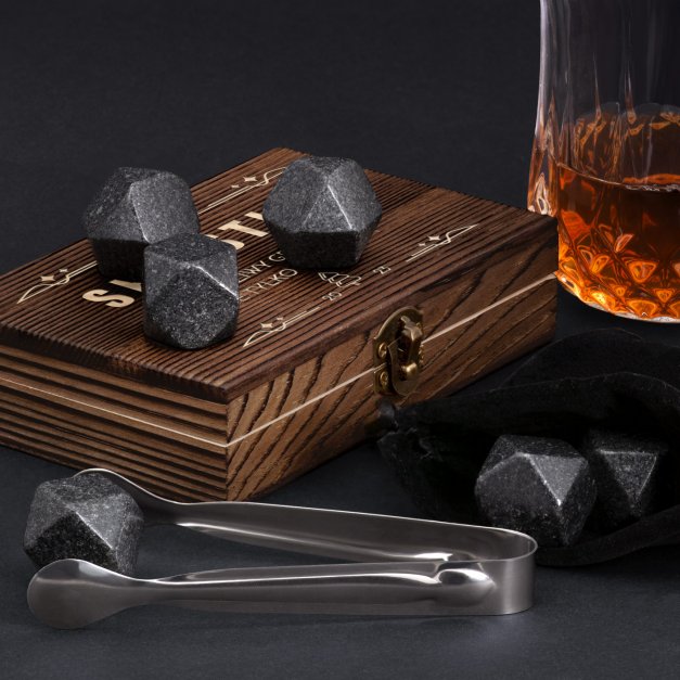 Kamienie do whisky kostki w drewnianym opakowaniu z grawerem dla gentlemana na święta