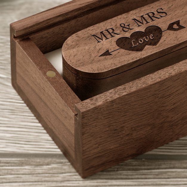 Pendrive drewniany z grawerem na pudełku dla pary na ślubna rocznice