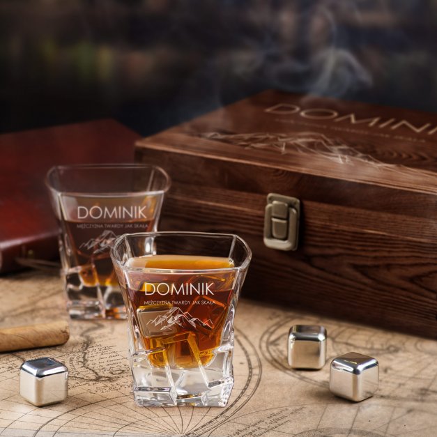 Kamienie kostki do whisky ze szklankami zestaw z grawerem dla miłośnika gór podróżnika na imieniny