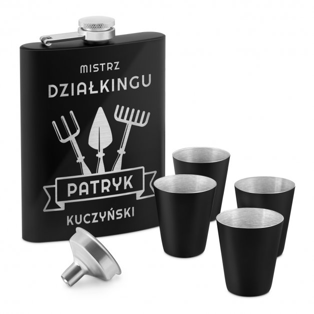 Piersiówka czarna z 4 kieliszkami i grawerem dla ogrodnika