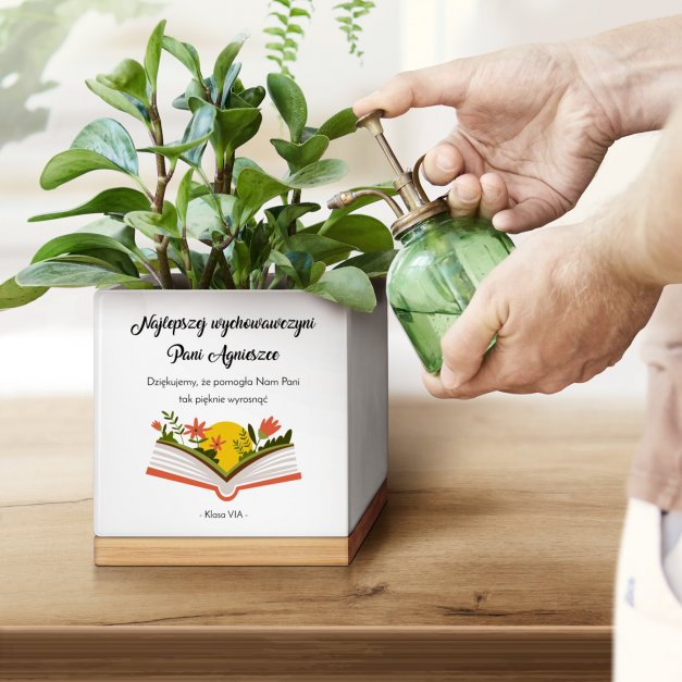 Personalizowana doniczka kwadratowa z napisem dla wychowawczyni nauczycielki na Dzień Nauczyciela