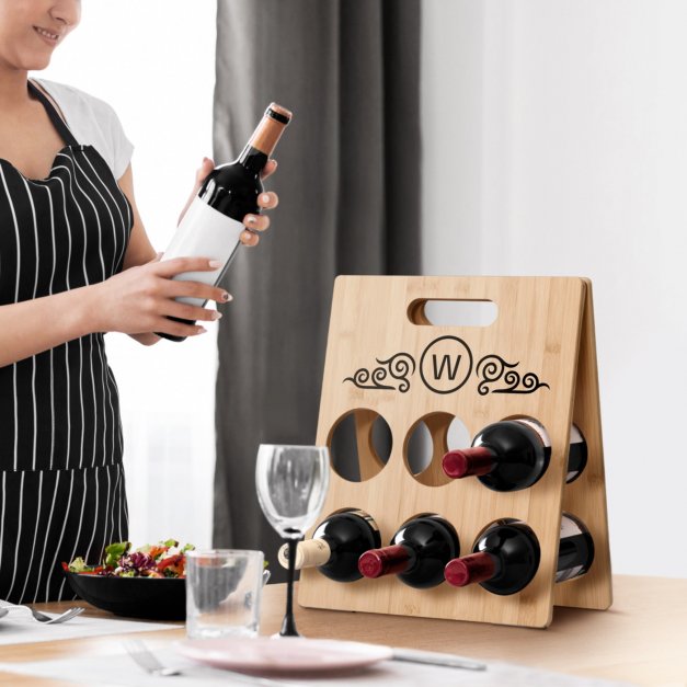 Drewniany stojak na wino z nadrukiem inicjałem na prezent dla winiarza