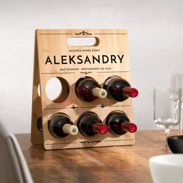 Drewniany stojak na wino z nadrukiem na prezent dla żony