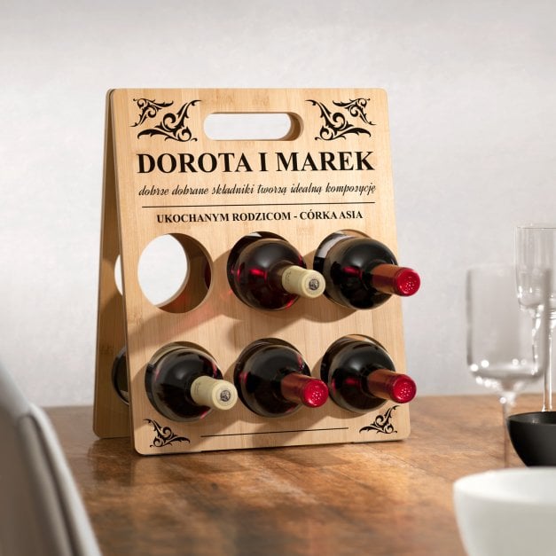 Drewniany stojak na wino z nadrukiem na prezent dla rodziców
