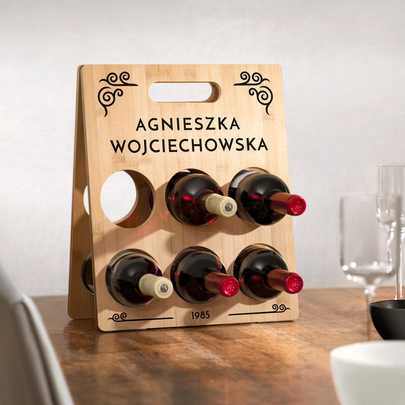 Drewniany stojak na wino z nadrukiem na prezent dla niej na urodziny