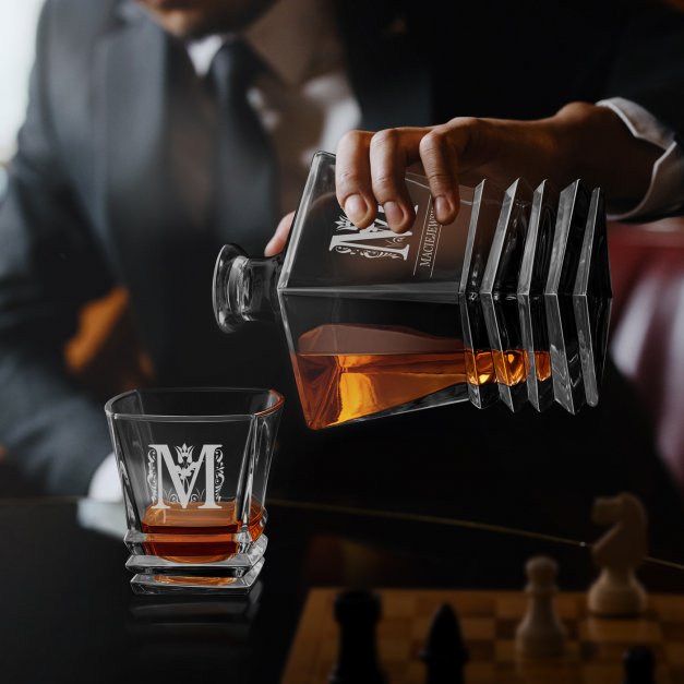 Karafka geometric z grawerowanym inicjałem dla konesera whisky