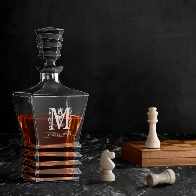 Karafka geometric z grawerowanym inicjałem dla konesera whisky