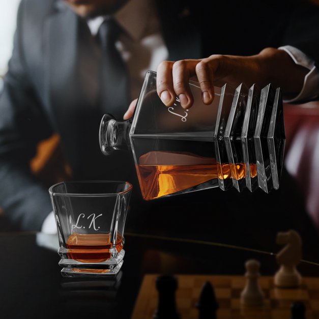 Karafka geometric z grawerowanymi inicjałami dla konesera whisky