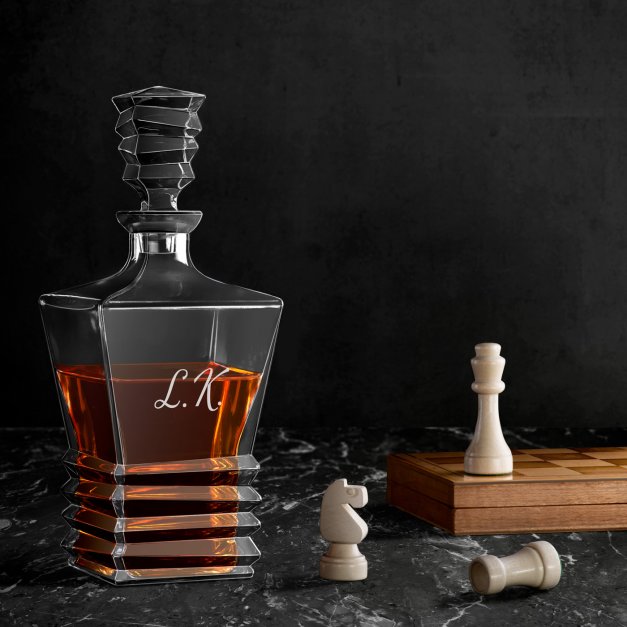 Karafka geometric z grawerowanymi inicjałami dla konesera whisky