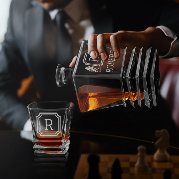 Karafka geometric z 2 szklankami i grawerem dla konesera whisky