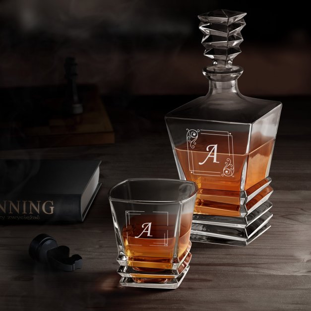 Karafka geometric z 2 szklankami i grawerowanym inicjałem dla konesera whisky