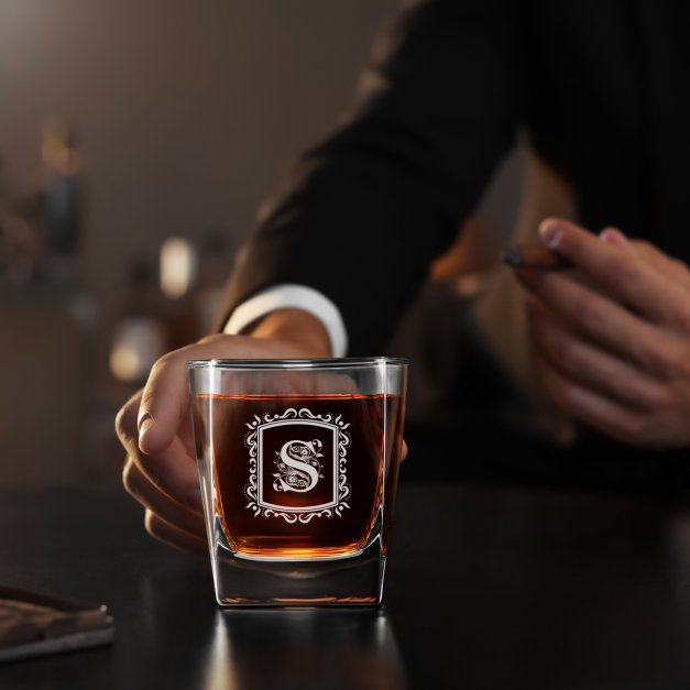 Szklanka do whisky z grawerem inicjał dla gentlemana
