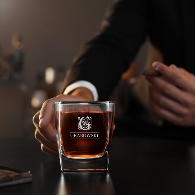 Szklanka do whisky z grawerem inicjał dla gentlemana