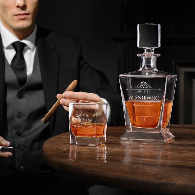 Karafka do whisky pyramid z 2 szklankami capitol i grawerem dla niego z okazji urodzin awansu w pracy