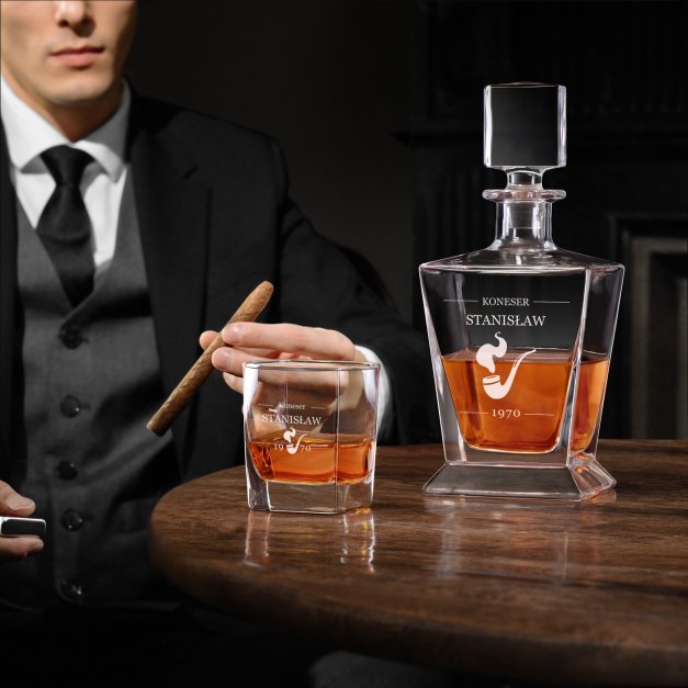 Karafka do whisky pyramid z 2 szklankami capitol i grawerem dla gentlemana na urodziny