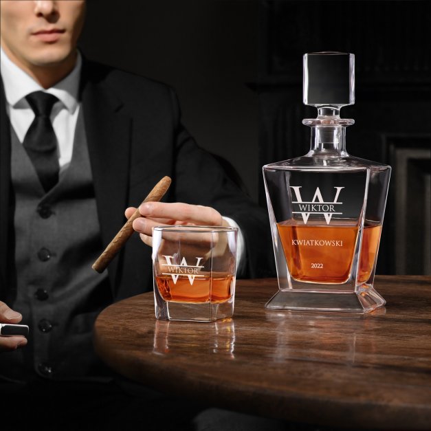 Karafka do whisky pyramid z 4 szklankami capitol i grawerem dla gentlemana