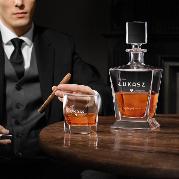 Karafka do whisky pyramid z 6 szklankami capitol i grawerem dla chłopaka narzeczonego męża na walentynki