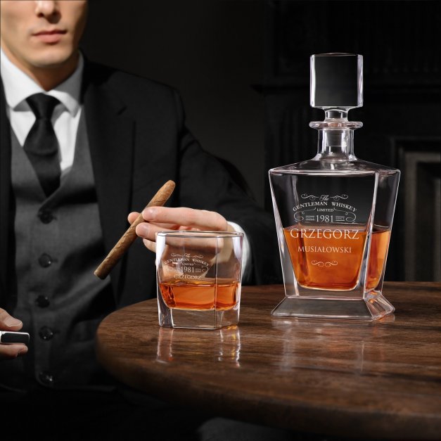 Karafka do whisky pyramid z 4 szklankami capitol i grawerem dla gentlemana na urodziny