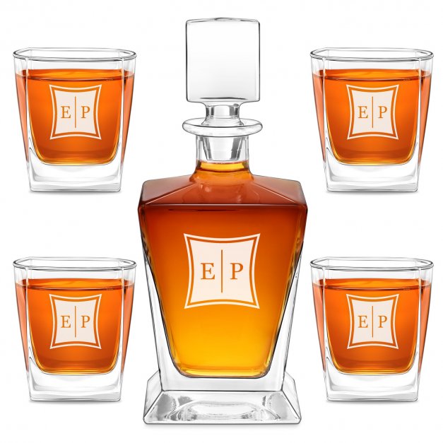Karafka do whisky pyramid z 4 szklankami capitol i grawerowanymi inicjałami dla pary na ślub rocznicę parapetówkę