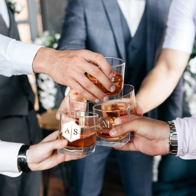Karafka do whisky pyramid z 4 szklankami capitol i grawerowanymi inicjałami dla pary na ślub rocznicę parapetówkę