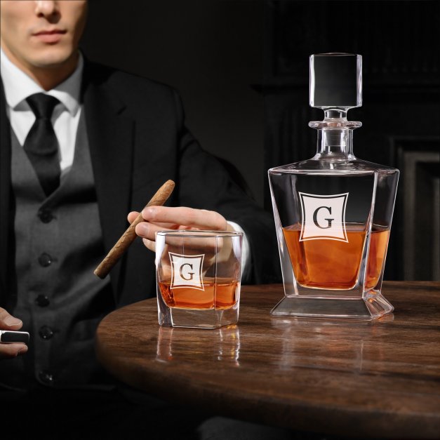 Karafka do whisky pyramid z 2 szklankami capitol i grawerowanym inicjałem dla gentlemana