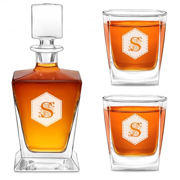 Karafka do whisky pyramid z 2 szklankami capitol i grawerowanym inicjałem dla konesera whisky