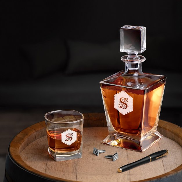 Karafka do whisky pyramid z 2 szklankami capitol i grawerowanym inicjałem dla konesera whisky