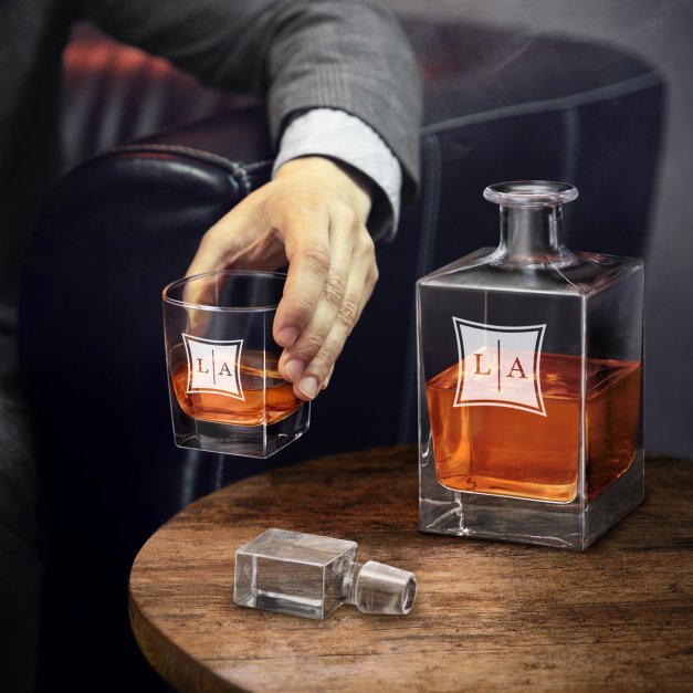 Karafka do whisky cube z 2 szklankami i grawerowanymi inicjałami dla gentlemana