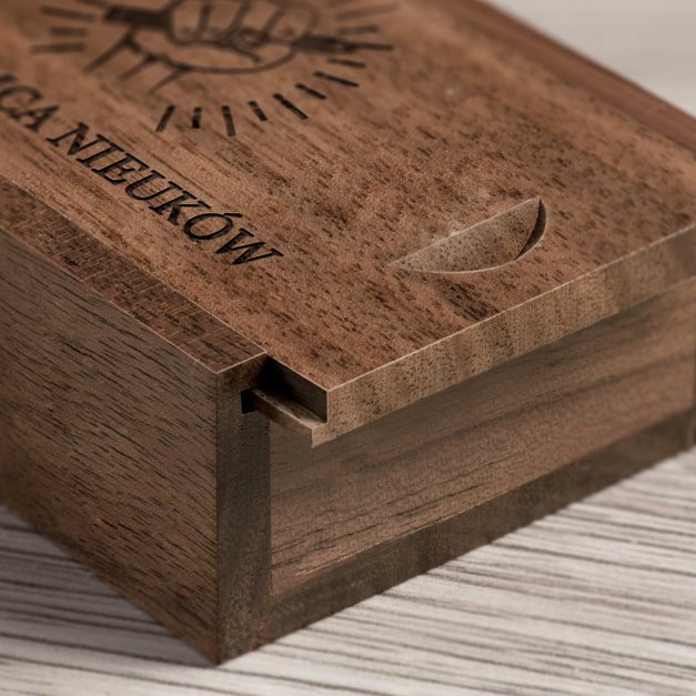 Drewniany pendrive 32 GB w pudełku z grawerem dla nauczyciela wychowawcy