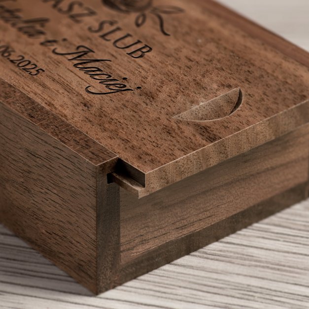 Drewniany pendrive 32 GB w pudełku z grawerem dla pary na ślub
