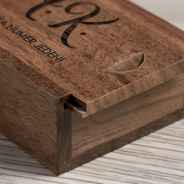 Drewniany pendrive 32 GB w pudełku z grawerem dla księgowej
