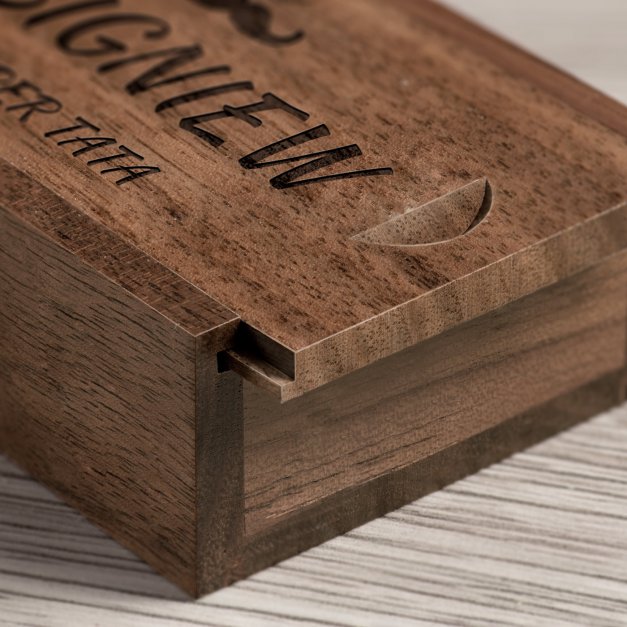 Drewniany pendrive 32 GB w pudełku z grawerem dla taty
